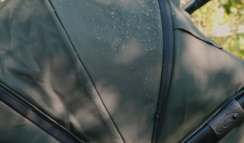 Detailbild von Regen auf einem Verdeck