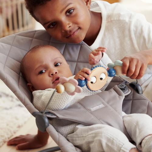 BabyBjörn Freche Augen Spielzeug für Babywippe, Pastell
